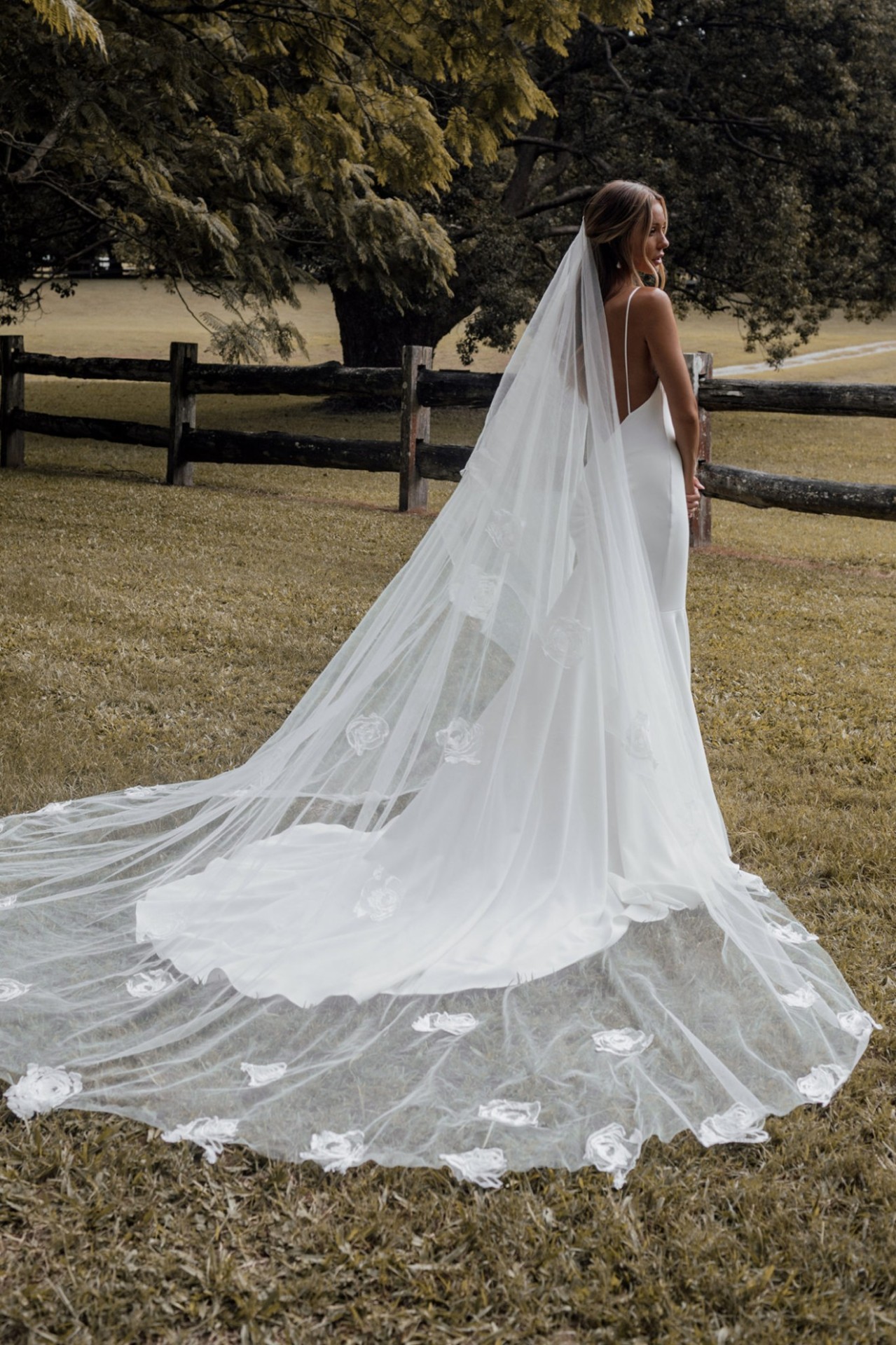 https://www.weddingrule.com/directory/wp-content/uploads/2023/05/grace-loves-lace.shop_.veils-and-hair.fleur-veil_301-scaled-scaled.jpg